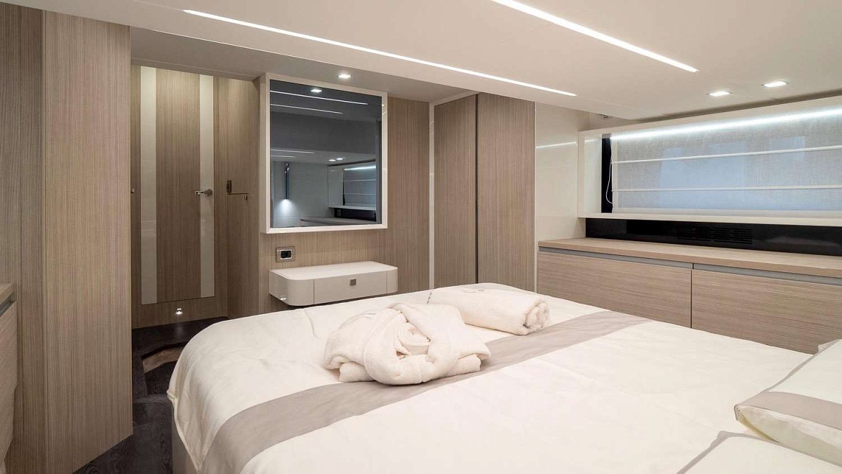 Продается моторная яхта с флайбриджем CRANCHI E52S